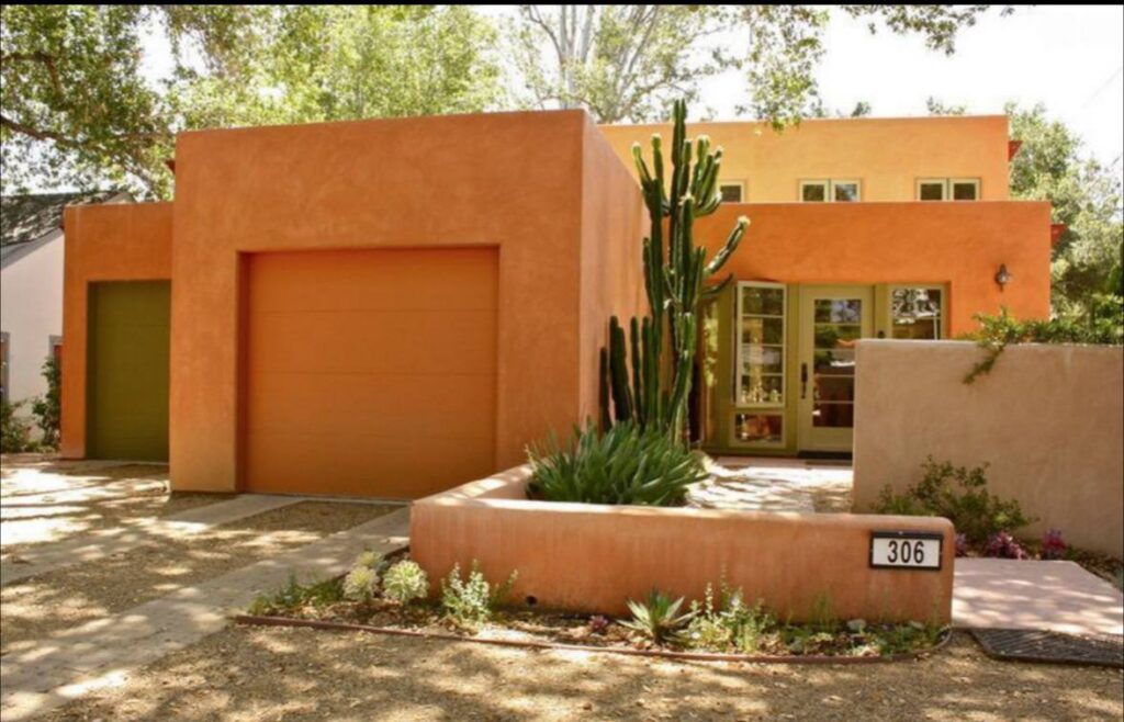 Casa moderna com fachada em tons terrosos, utilizando tintas ecológicas 