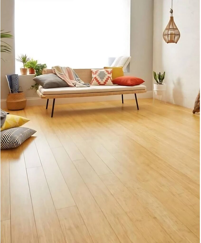 Pisos de bambu sustentáveis em sala iluminada, parte do guia Pisos Sustentáveis para um Lar Consciente.