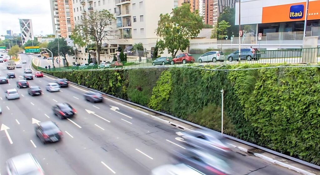 Parede verde no Corredor Verde da Avenida 23 de Maio, em São Paulo, exemplo de integração de plantas em espaços urbanos para reduzir poluição e aumentar a sustentabilidade.