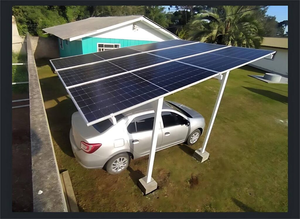 Garagem residencial coberta com placas de energia solar, demonstrando aplicação prática da energia solar em pequenos espaços urbanos.