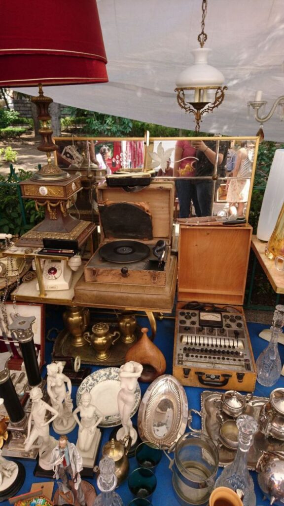 Onde garimpar com almaEm várias cidades brasileiras, os pontos de garimpo já viraram tradição. São lugares onde colecionadores, artesãos e apaixonados por objetos com história se encontram. Em São Paulo, a Feira da Benedito Calixto é um dos destinos mais famosos, misturando antiguidades e design contemporâneo. No Rio de Janeiro, a Feira do Lavradio encanta com móveis coloniais, pratarias e cristais. Belo Horizonte tem o Mercado Central, onde é possível encontrar desde porcelanas raras até peças de cobre que brilham na decoração.E não para por aí. Cidades como Curitiba, Porto Alegre, Recife e Salvador também têm feiras e antiquários que reúnem verdadeiros tesouros. Cada região carrega seus próprios símbolos culturais e, por isso, garimpar em diferentes localidades é como viajar pela memória do país.