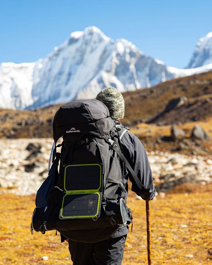 Mochila equipada com painel de energia solar compacta para recarregar eletrônicos durante trilha.