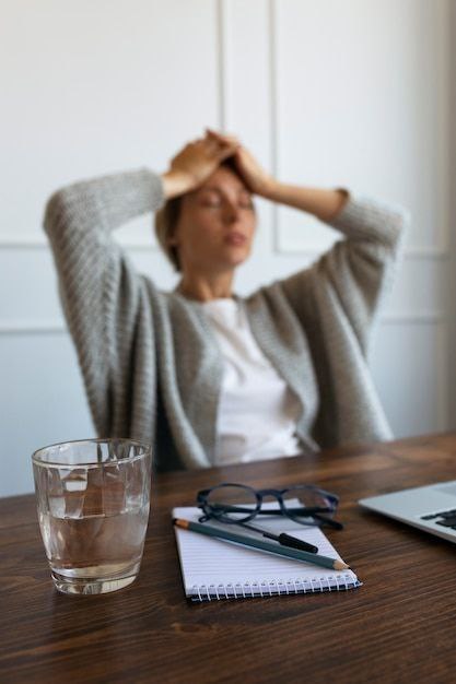 Mulher preocupada com contas e cartão de crédito simbolizando score baixo e busca por  empréstimo pessoal online