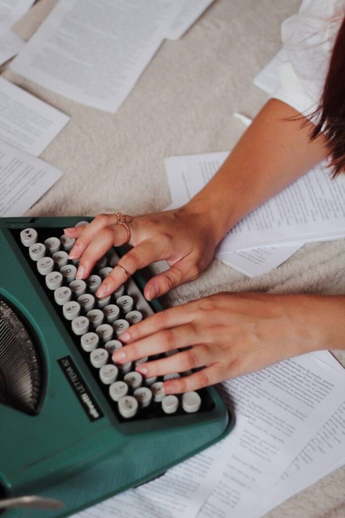 Copywriting para afiliados: mãos digitando em uma máquina de escrever, simbolizando a escrita persuasiva que transforma palavras em vendas.