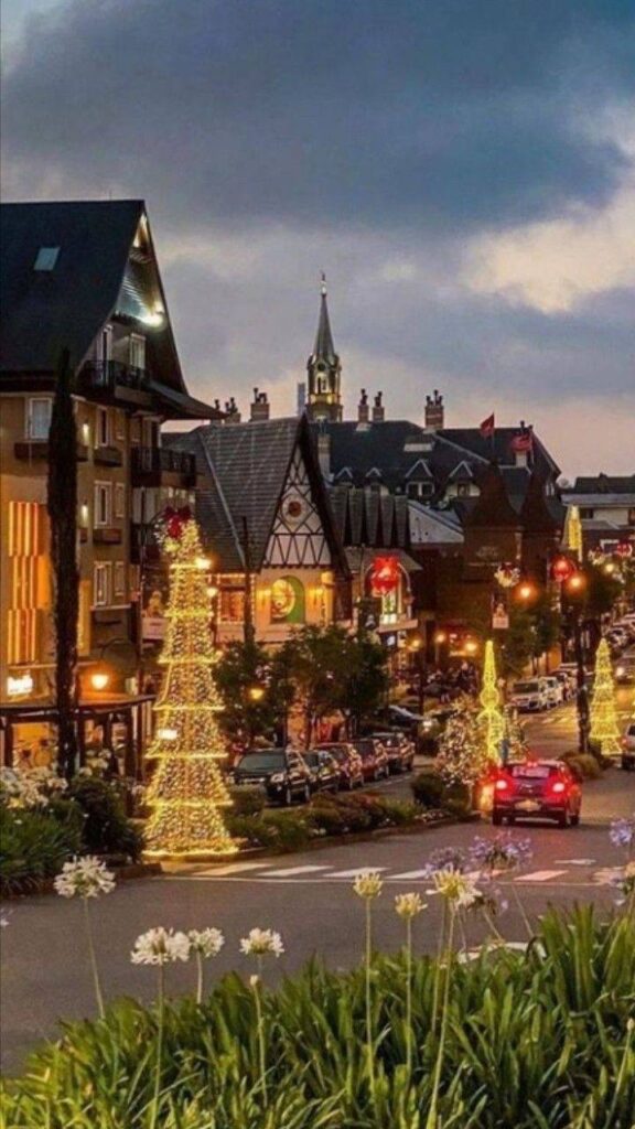 Ruas iluminadas durante o Natal Luz em Gramado