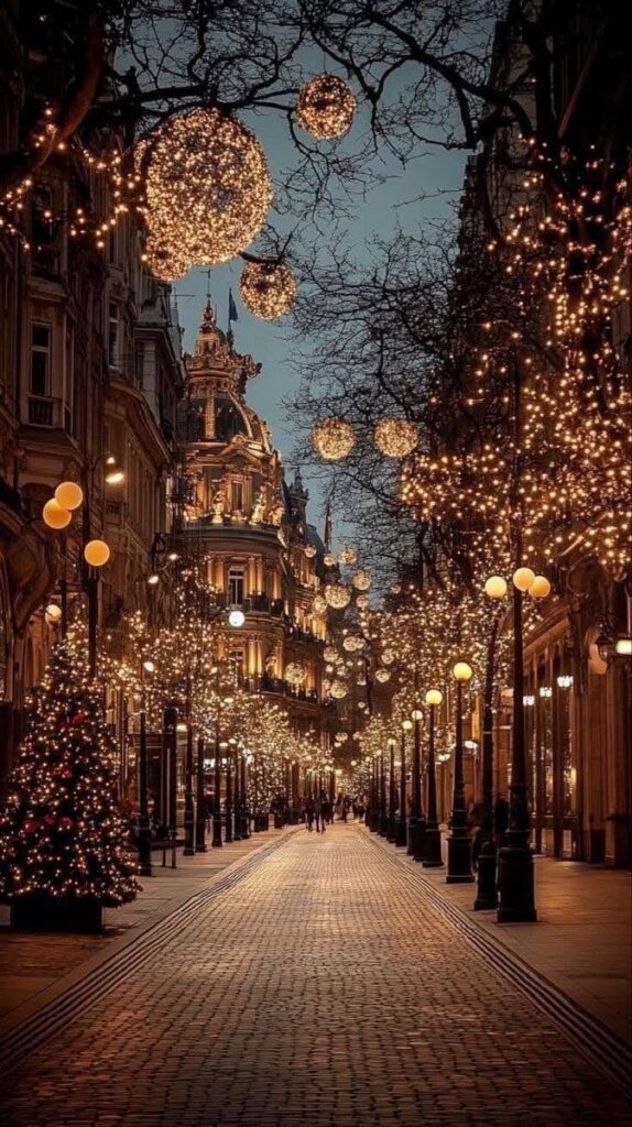 “Rua iluminada com decoração natalina composta por árvores e esferas de luz, representando o clima mágico das cidades natalinas no Brasil durante dezembro.