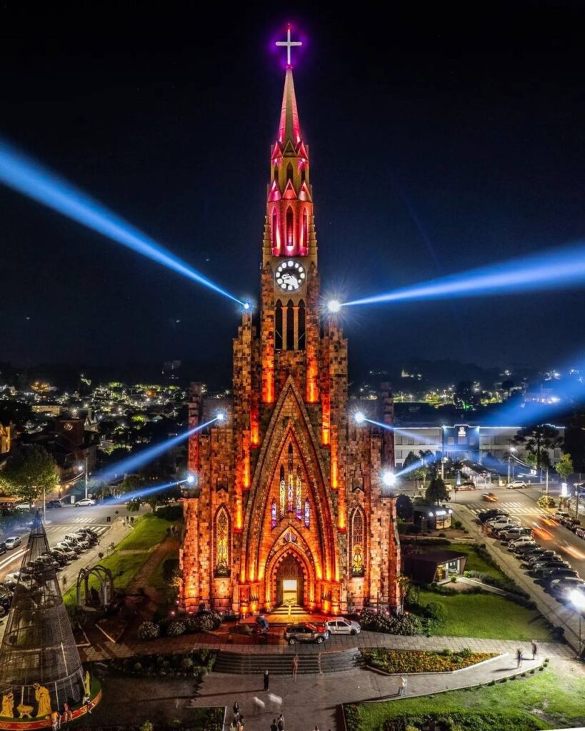 “Catedral de Pedra iluminada durante o Natal em Canela, um dos destaques entre as cidades natalinas no Brasil.