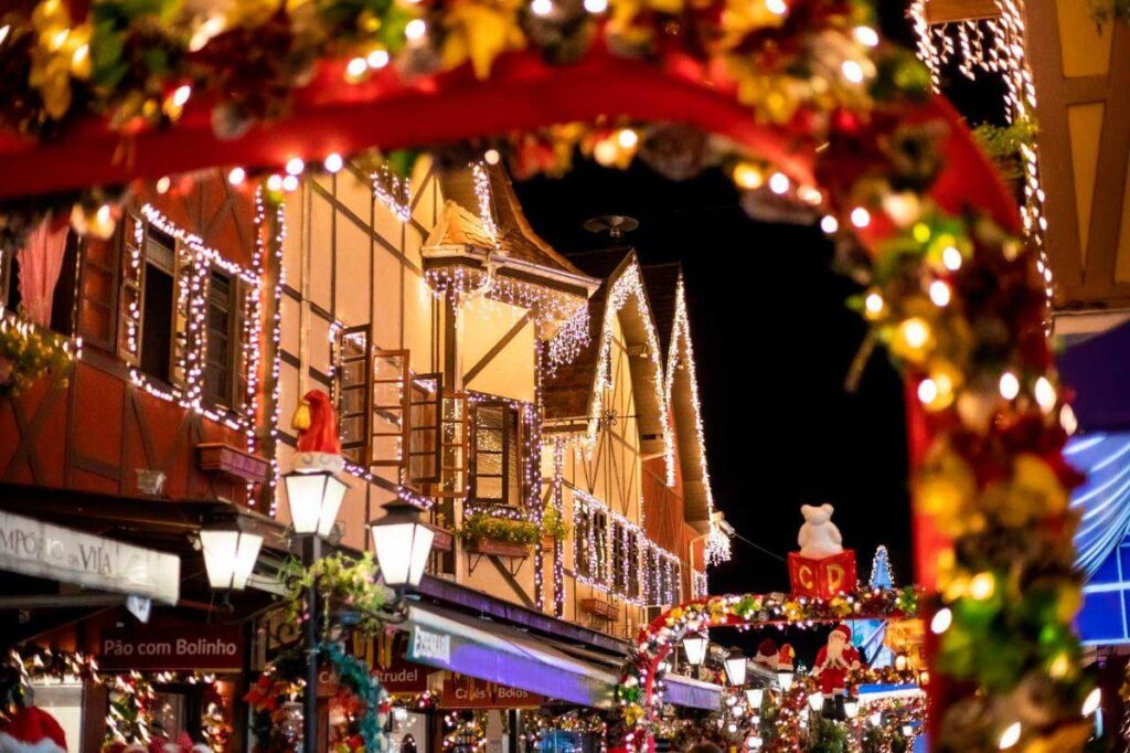 “Rua decorada com luzes e enfeites de Natal em Blumenau, destacando a cidade como uma das cidades natalinas mais encantadoras do Brasil.