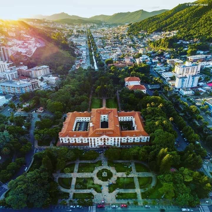 Vista aérea de Poços de Caldas, destino charmoso e seguro para mulheres que desejam viajar sozinha.