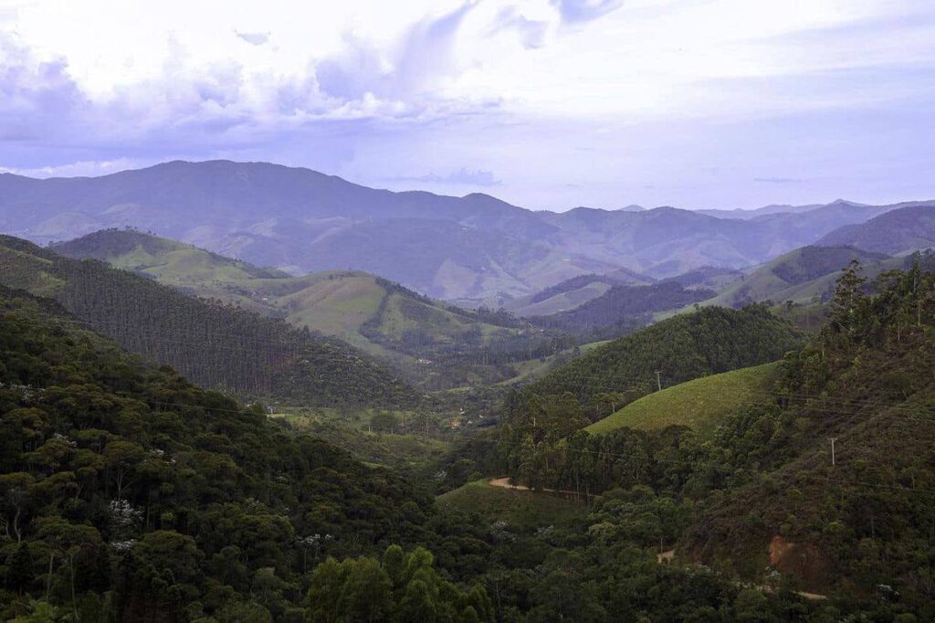 Paisagem das montanhas de São Francisco Xavier, destino tranquilo e seguro para mulheres que desejam viajar sozinha.