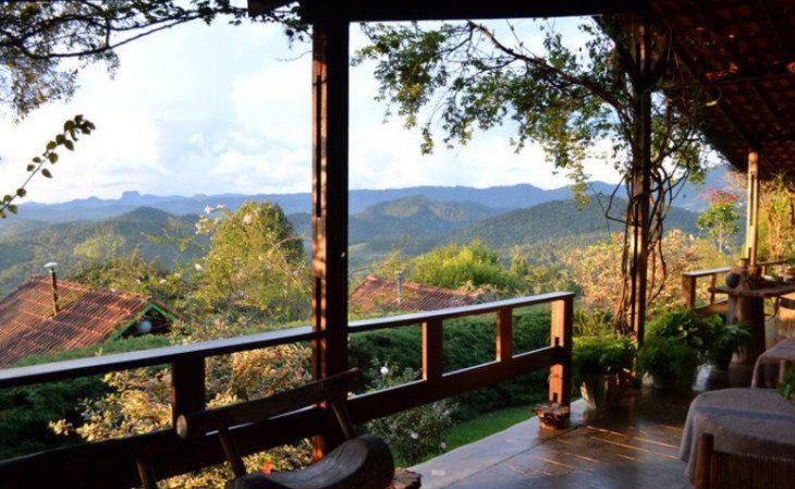 Varanda com vista para as montanhas de Santo Antônio do Pinhal, destino seguro e acolhedor para mulheres que desejam viajar sozinha.