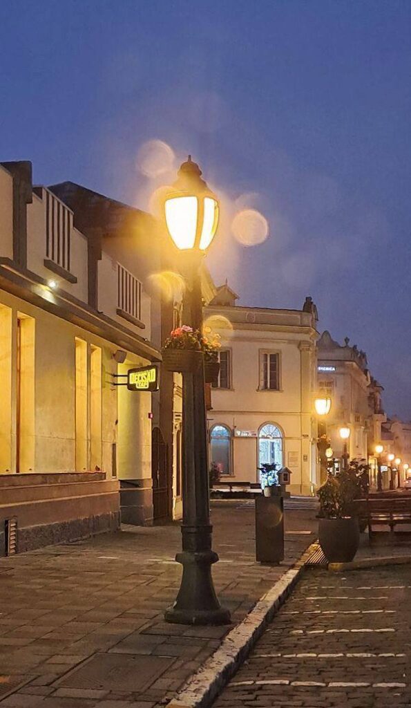Rua iluminada no centro histórico de Garibaldi, destino charmoso e seguro para mulheres que desejam viajar sozinha.