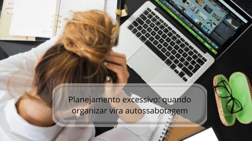 Mulher sobrecarregada lidando com planejamento excessivo e autossabotagem na rotina real.