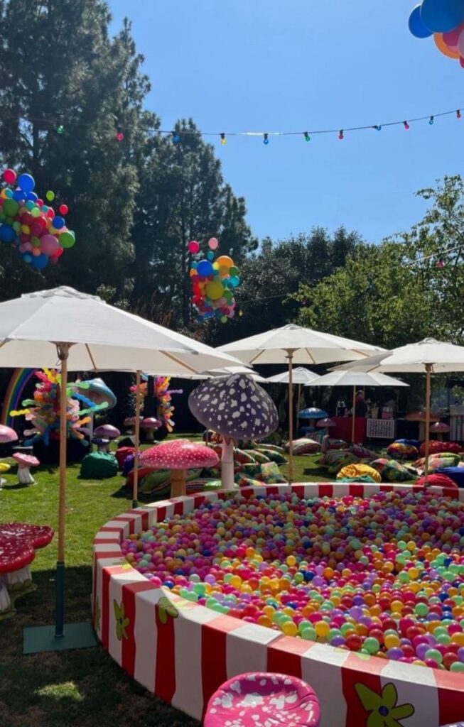 espaço infantil com piscina de bolinhas em bloquinho infantil seguro durante o Carnaval